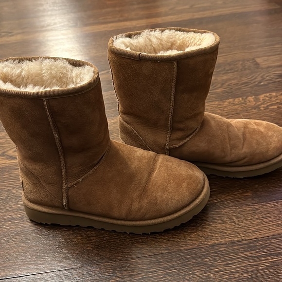 UGG Women's Classic Short Suede and Shearling - Picture 4 of 8